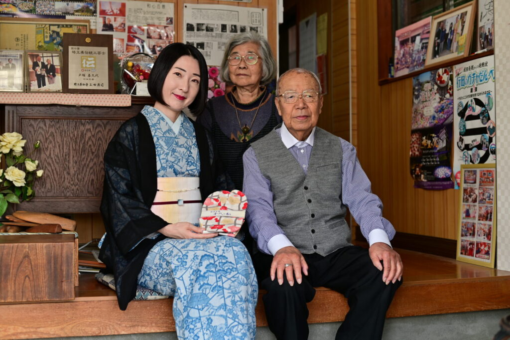 創作足袋 千代の松の店内で商品説明を聞いている、行田足袋をはいている着物の人