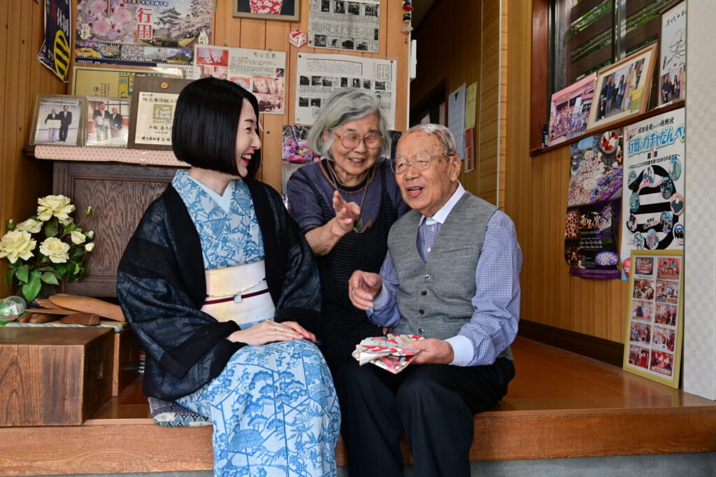 創作足袋 千代の松の店内で商品説明を聞いている、行田足袋をはいている着物の人