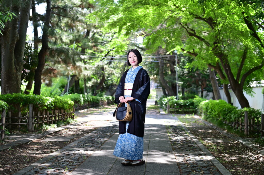 忍城址で観光している、行田足袋をはいている着物の人