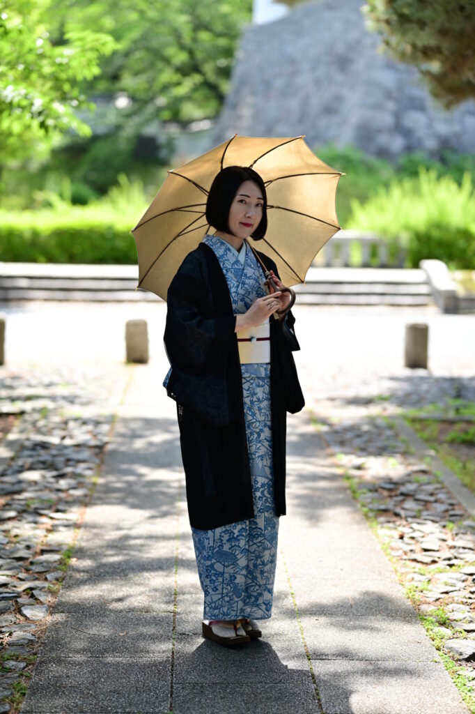 忍城址で観光している、行田足袋をはいている着物の人
