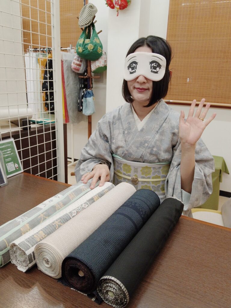 大島紬の反物を目隠しして当てるゲーム（隼人紬工房）