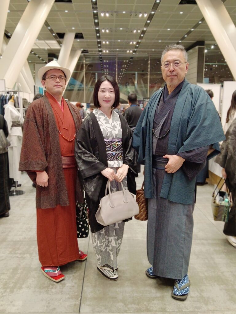きものサローネ2026で写真を撮る着物の女性と男性